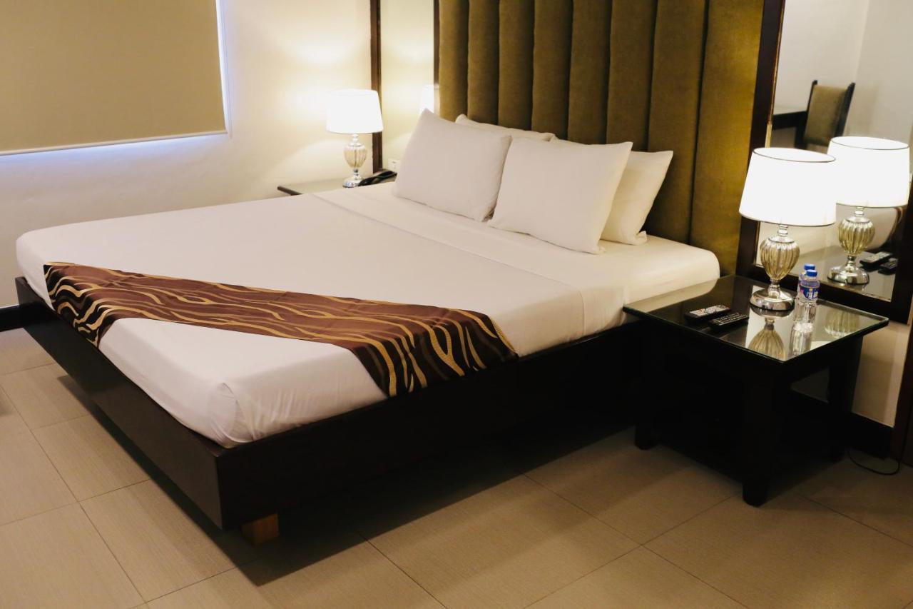Amalfi718 Hotel Lipa City Екстер'єр фото